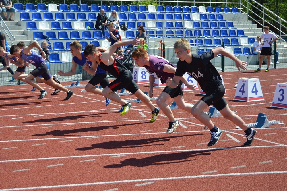 Blisko 400 lekkoatletów z całej Polski wzięło dzisiaj udział w mitingu otwierającym sezon. Organizatorem wydarzenia jest Towarzystwo Lekkoatletyczne Pogoń.