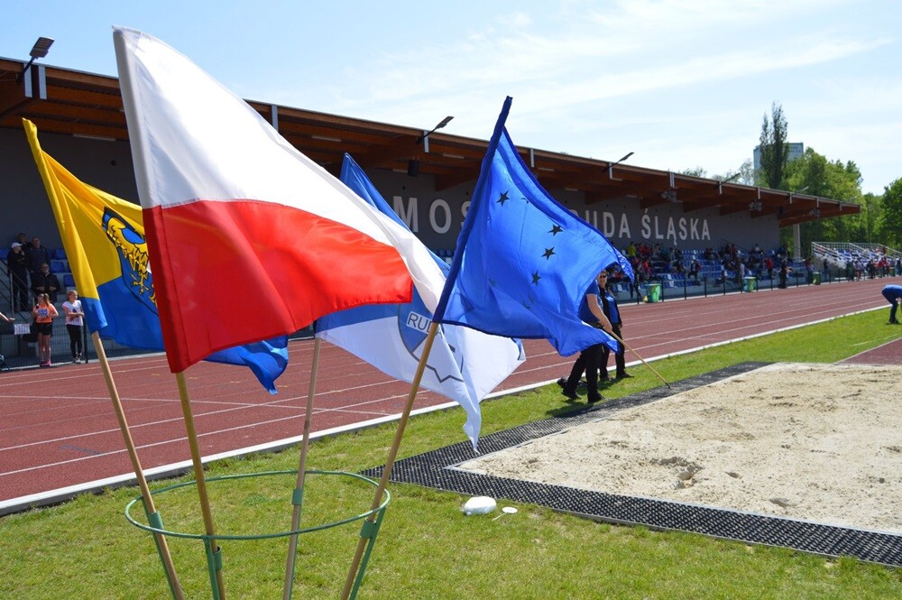 Blisko 400 lekkoatletów z całej Polski wzięło dzisiaj udział w mitingu otwierającym sezon. Organizatorem wydarzenia jest Towarzystwo Lekkoatletyczne Pogoń.