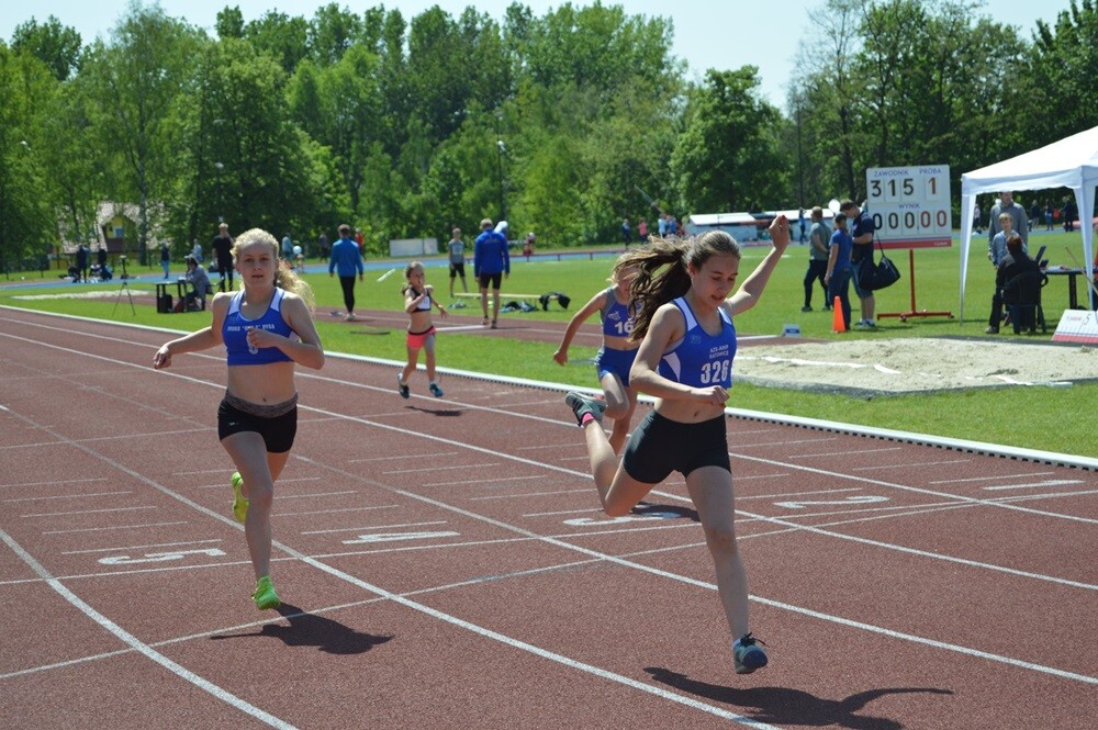 Blisko 400 lekkoatletów z całej Polski wzięło dzisiaj udział w mitingu otwierającym sezon. Organizatorem wydarzenia jest Towarzystwo Lekkoatletyczne Pogoń.