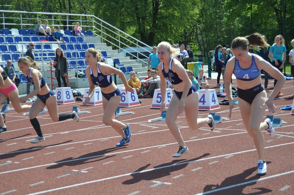 Blisko 400 lekkoatletów z całej Polski wzięło dzisiaj udział w mitingu otwierającym sezon. Organizatorem wydarzenia jest Towarzystwo Lekkoatletyczne Pogoń.