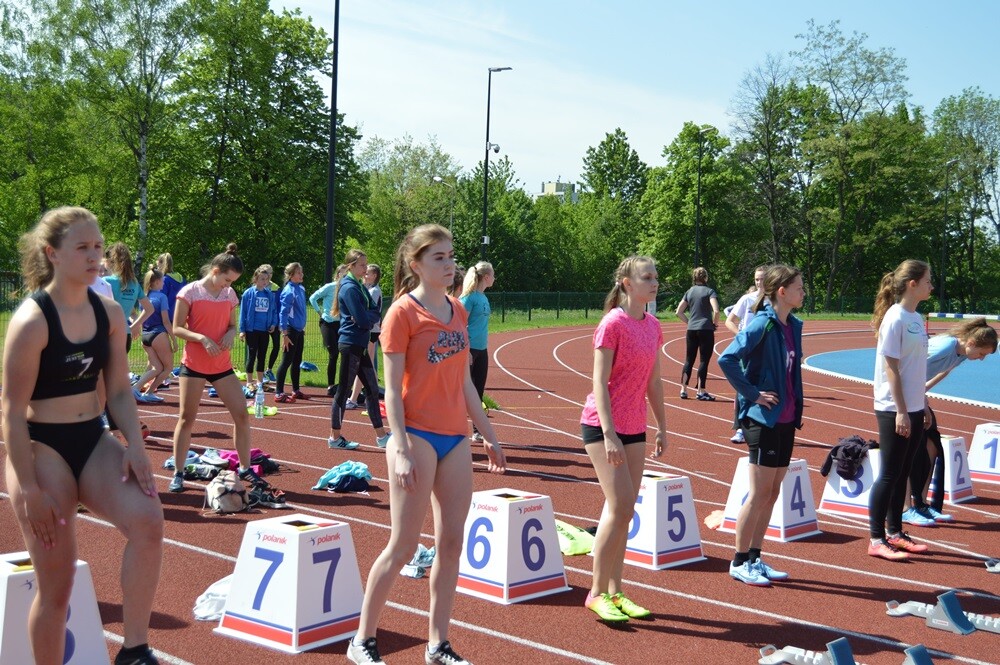 Blisko 400 lekkoatletów z całej Polski wzięło dzisiaj udział w mitingu otwierającym sezon. Organizatorem wydarzenia jest Towarzystwo Lekkoatletyczne Pogoń.