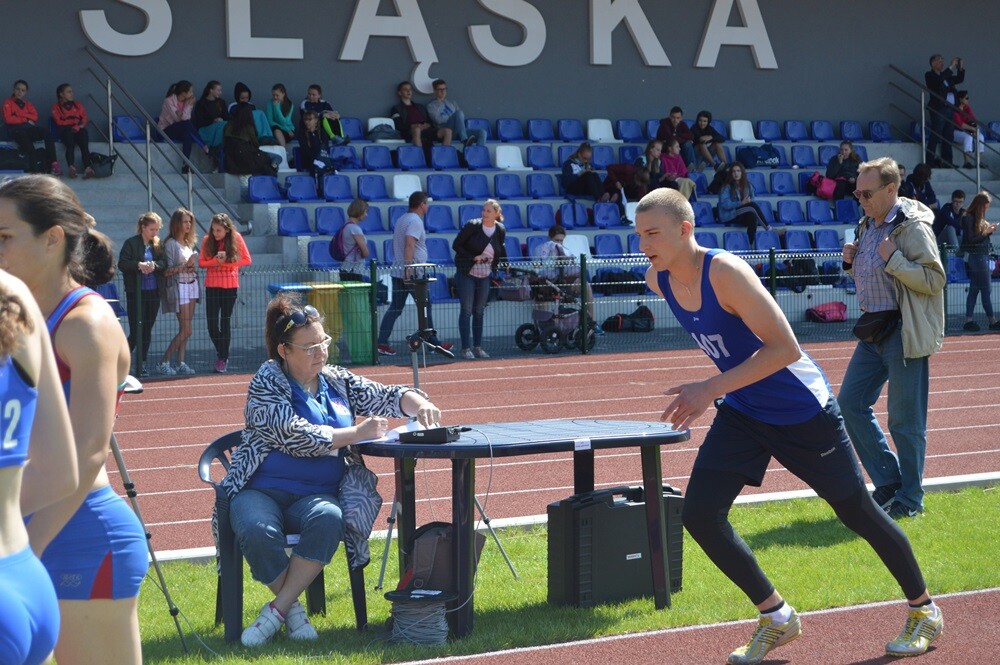 Blisko 400 lekkoatletów z całej Polski wzięło dzisiaj udział w mitingu otwierającym sezon. Organizatorem wydarzenia jest Towarzystwo Lekkoatletyczne Pogoń.