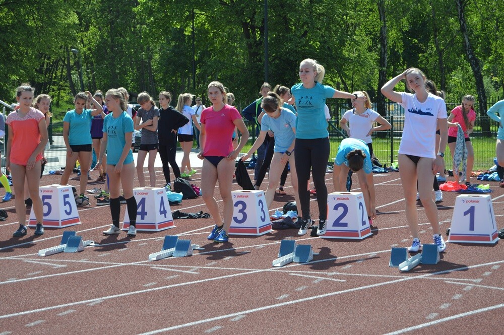 Blisko 400 lekkoatletów z całej Polski wzięło dzisiaj udział w mitingu otwierającym sezon. Organizatorem wydarzenia jest Towarzystwo Lekkoatletyczne Pogoń.