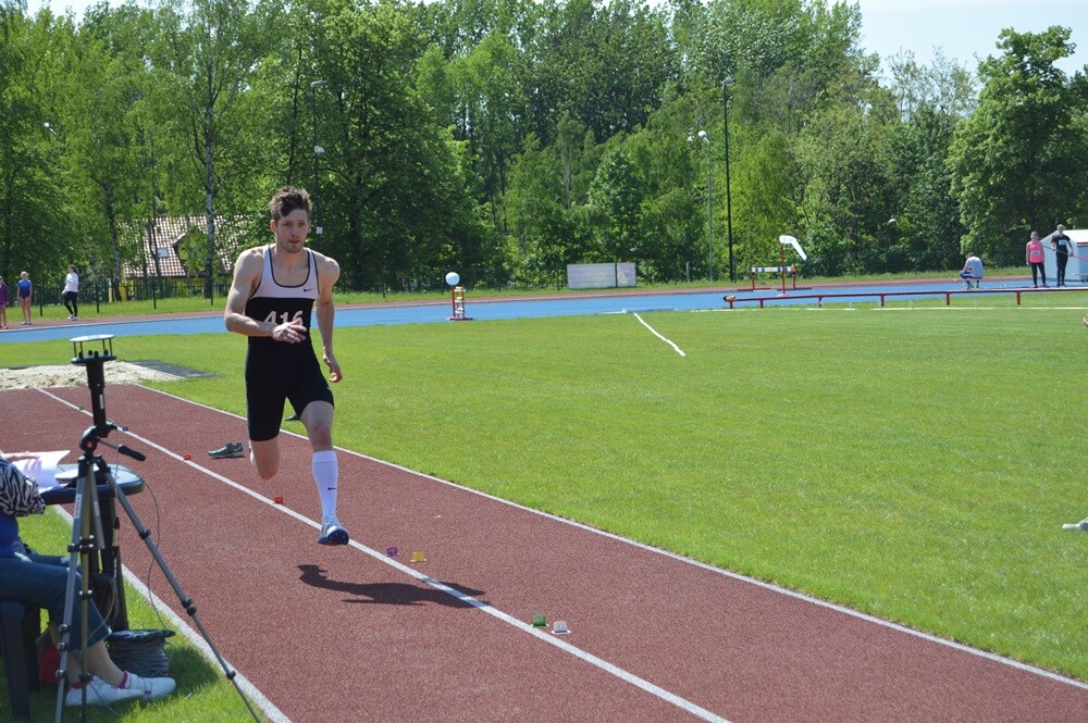 Blisko 400 lekkoatletów z całej Polski wzięło dzisiaj udział w mitingu otwierającym sezon. Organizatorem wydarzenia jest Towarzystwo Lekkoatletyczne Pogoń.