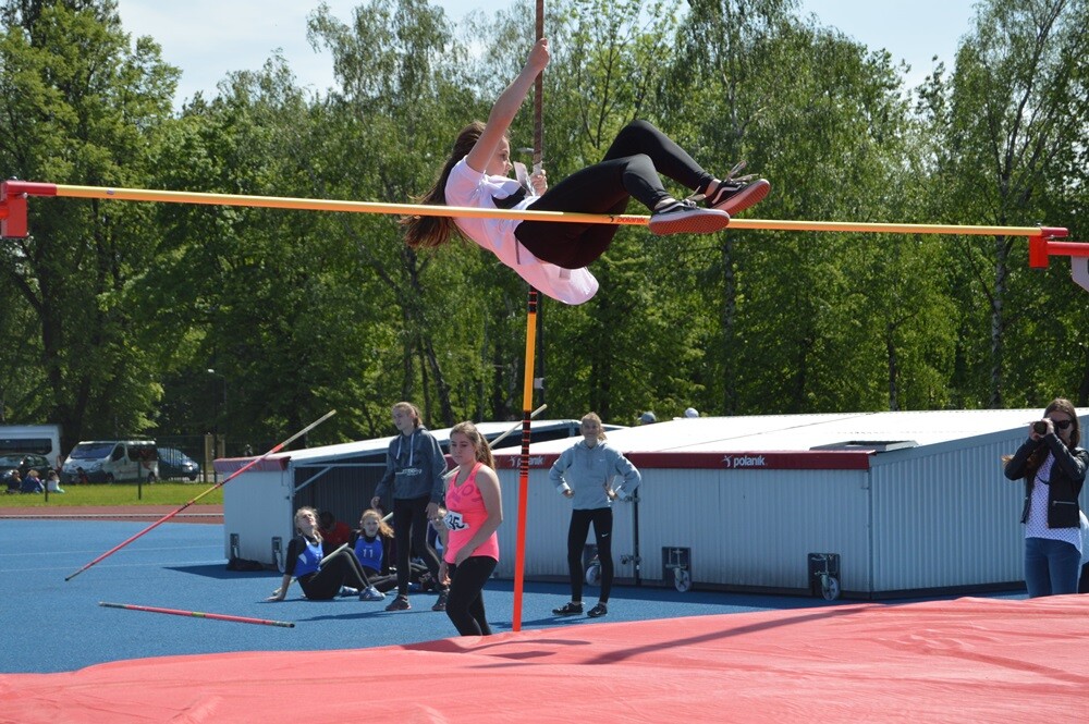 Blisko 400 lekkoatletów z całej Polski wzięło dzisiaj udział w mitingu otwierającym sezon. Organizatorem wydarzenia jest Towarzystwo Lekkoatletyczne Pogoń.