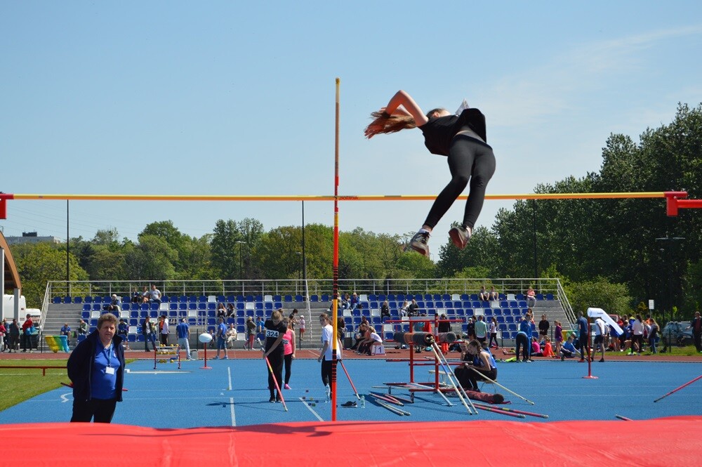 Blisko 400 lekkoatletów z całej Polski wzięło dzisiaj udział w mitingu otwierającym sezon. Organizatorem wydarzenia jest Towarzystwo Lekkoatletyczne Pogoń.