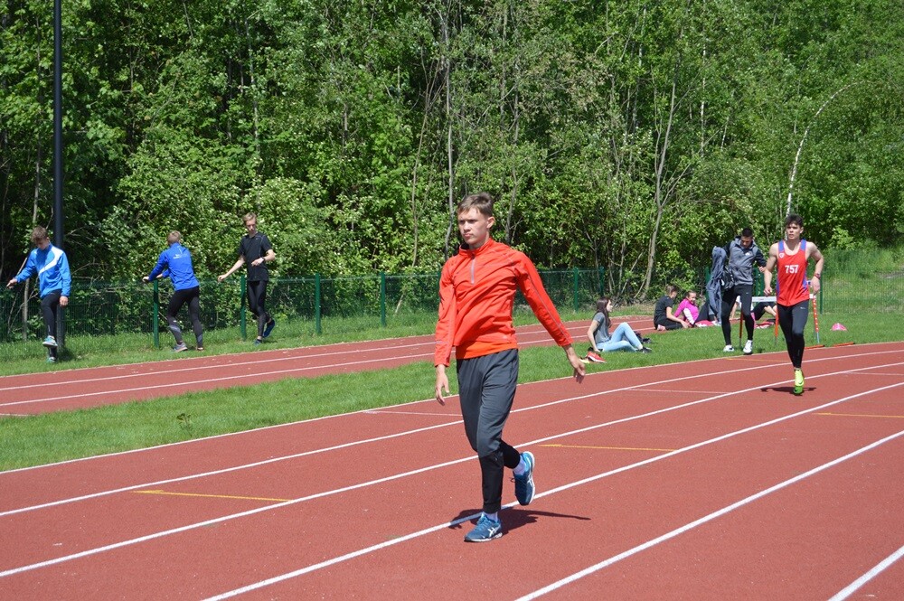 Blisko 400 lekkoatletów z całej Polski wzięło dzisiaj udział w mitingu otwierającym sezon. Organizatorem wydarzenia jest Towarzystwo Lekkoatletyczne Pogoń.