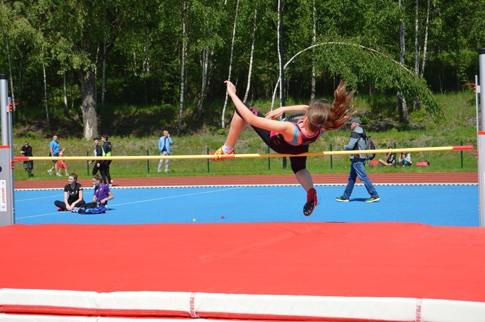 Blisko 400 lekkoatletów z całej Polski wzięło dzisiaj udział w mitingu otwierającym sezon. Organizatorem wydarzenia jest Towarzystwo Lekkoatletyczne Pogoń.