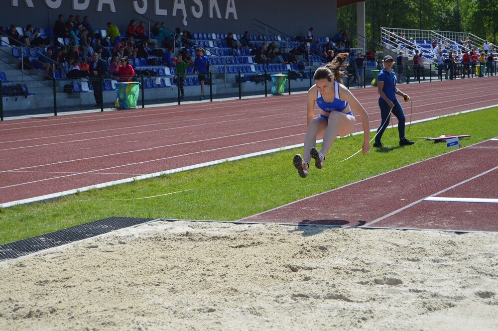 Blisko 400 lekkoatletów z całej Polski wzięło dzisiaj udział w mitingu otwierającym sezon. Organizatorem wydarzenia jest Towarzystwo Lekkoatletyczne Pogoń.