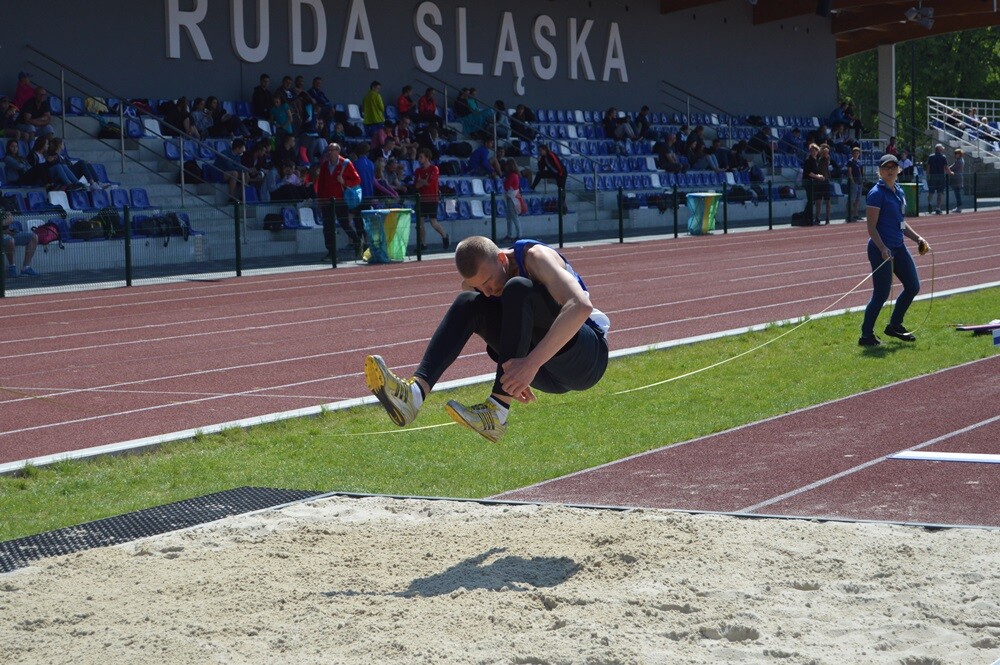 Blisko 400 lekkoatletów z całej Polski wzięło dzisiaj udział w mitingu otwierającym sezon. Organizatorem wydarzenia jest Towarzystwo Lekkoatletyczne Pogoń.
