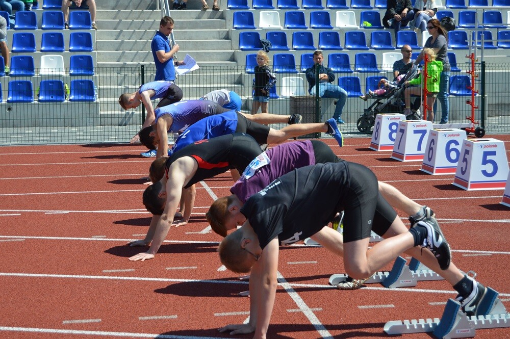 Blisko 400 lekkoatletów z całej Polski wzięło dzisiaj udział w mitingu otwierającym sezon. Organizatorem wydarzenia jest Towarzystwo Lekkoatletyczne Pogoń.
