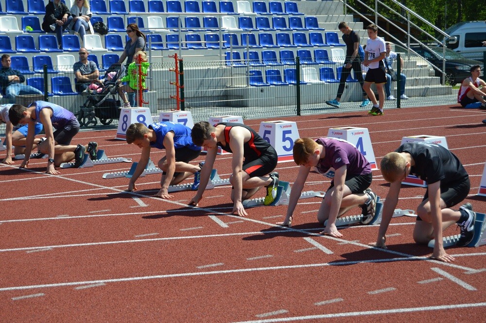 Blisko 400 lekkoatletów z całej Polski wzięło dzisiaj udział w mitingu otwierającym sezon. Organizatorem wydarzenia jest Towarzystwo Lekkoatletyczne Pogoń.