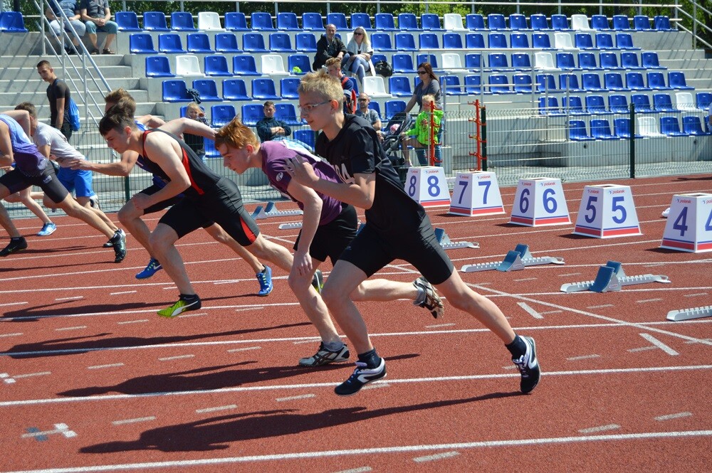 Blisko 400 lekkoatletów z całej Polski wzięło dzisiaj udział w mitingu otwierającym sezon. Organizatorem wydarzenia jest Towarzystwo Lekkoatletyczne Pogoń.