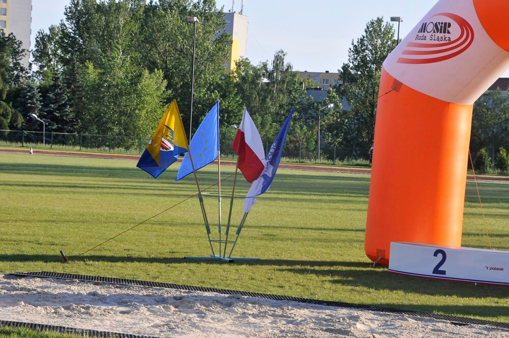 W sobotę na stadionie lekkoatletycznym w Rudzie Śląskiej odbyły się Młodzieżowe Mistrzostwa Polski w biegu na 10 000 m. W zawodach wystartowali najlepsi na tym dystansie polscy zwodnicy oraz zawodniczki w kategorii U23 (rok urodzenia 1996 – 1998).