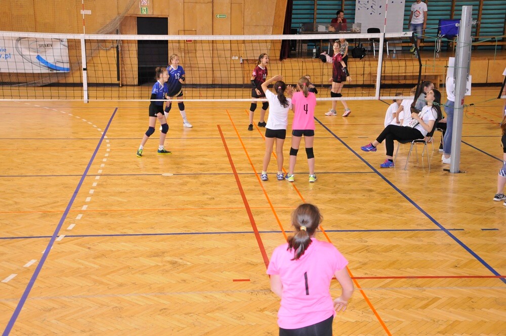 W hali MOSiR w Haalembie trwa Młodzieżowy Festiwal Siatkówki. W pierwszym dniu rozgrywek w Rudzie Ślaskiej rywalizowały dziewczynki w kategorii minisiatkówki dwójek. Do zawodów o Puchar Małgorzaty Glinki przystąpiło 36 zespołów.