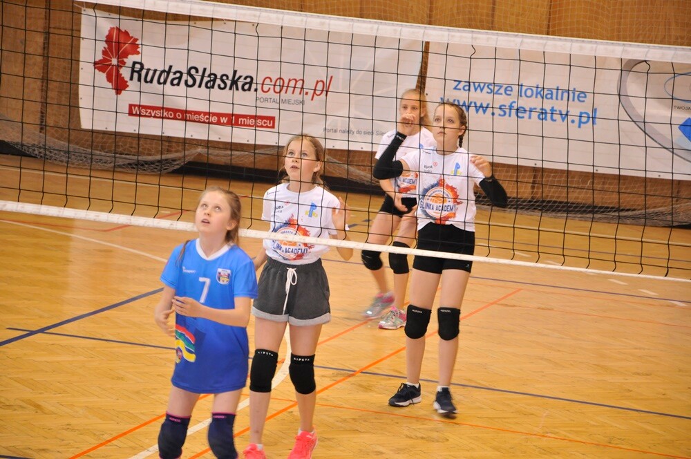 W hali MOSiR w Haalembie trwa Młodzieżowy Festiwal Siatkówki. W pierwszym dniu rozgrywek w Rudzie Ślaskiej rywalizowały dziewczynki w kategorii minisiatkówki dwójek. Do zawodów o Puchar Małgorzaty Glinki przystąpiło 36 zespołów.
