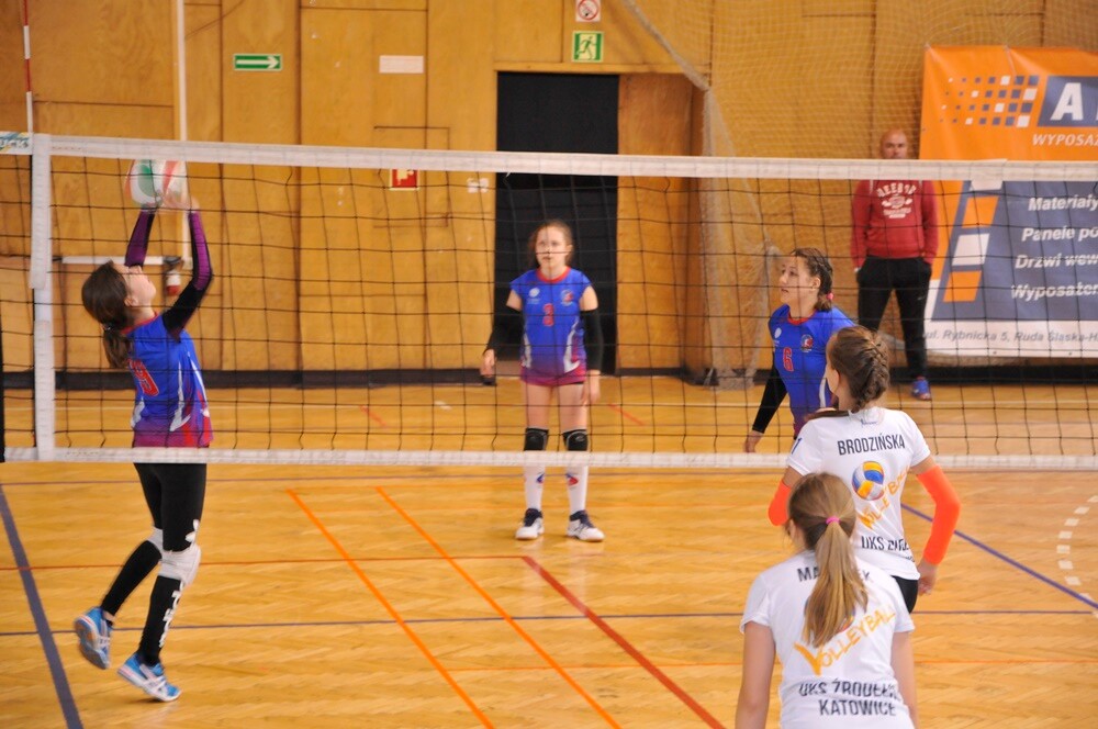 W hali MOSiR w Haalembie trwa Młodzieżowy Festiwal Siatkówki. W pierwszym dniu rozgrywek w Rudzie Ślaskiej rywalizowały dziewczynki w kategorii minisiatkówki dwójek. Do zawodów o Puchar Małgorzaty Glinki przystąpiło 36 zespołów.