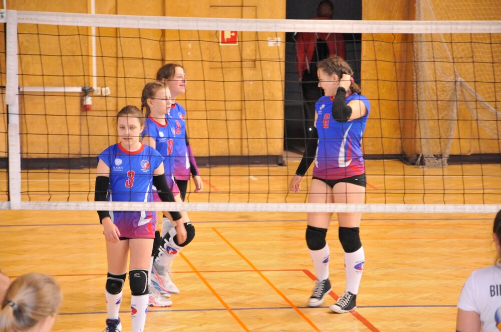 W hali MOSiR w Haalembie trwa Młodzieżowy Festiwal Siatkówki. W pierwszym dniu rozgrywek w Rudzie Ślaskiej rywalizowały dziewczynki w kategorii minisiatkówki dwójek. Do zawodów o Puchar Małgorzaty Glinki przystąpiło 36 zespołów.