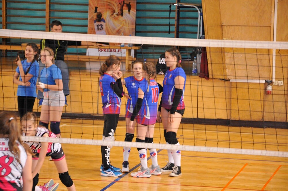 W hali MOSiR w Haalembie trwa Młodzieżowy Festiwal Siatkówki. W pierwszym dniu rozgrywek w Rudzie Ślaskiej rywalizowały dziewczynki w kategorii minisiatkówki dwójek. Do zawodów o Puchar Małgorzaty Glinki przystąpiło 36 zespołów.