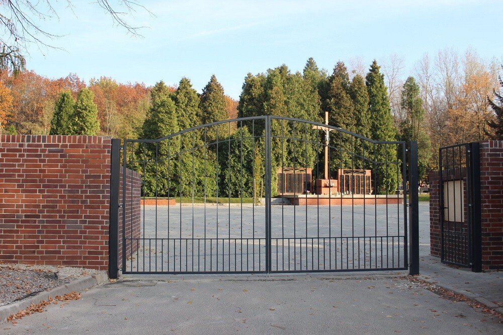 Zakończyła się częściowa modernizacja cmentarza komunalnego w Halembie. W ramach inicjatywy m.in. wymieniono nawierzchnię asfaltowej placu w rejonie domu pogrzebowego oraz przebudowano ujęcie wody.