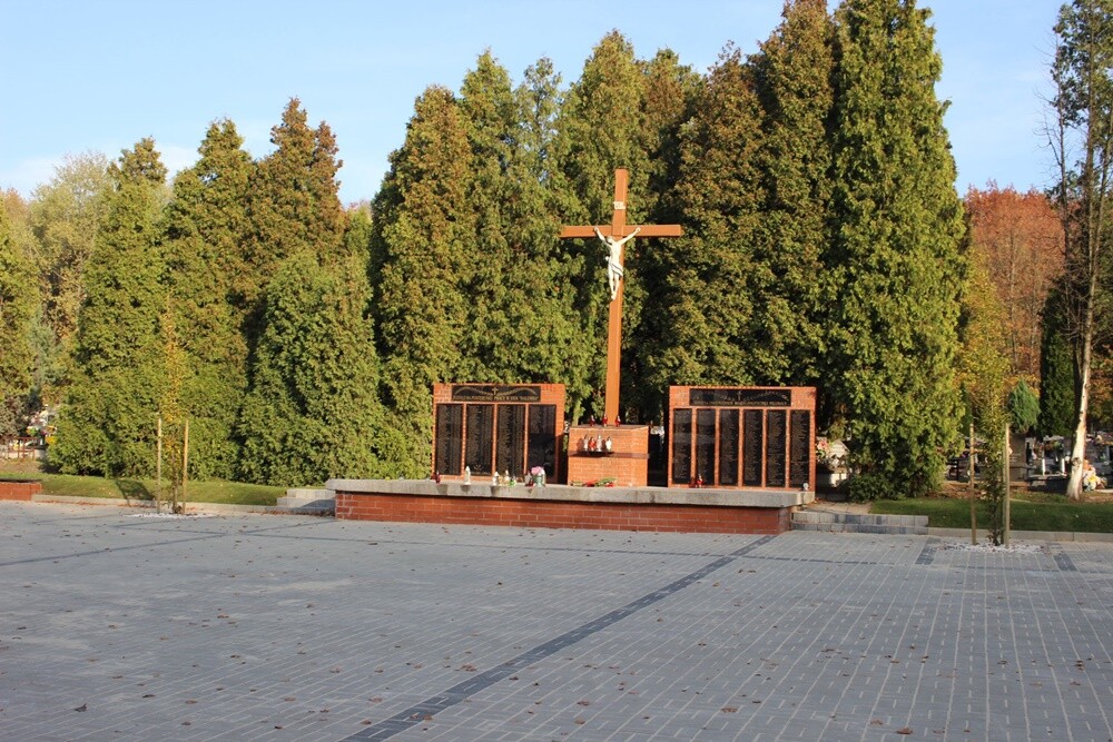 Zakończyła się częściowa modernizacja cmentarza komunalnego w Halembie. W ramach inicjatywy m.in. wymieniono nawierzchnię asfaltowej placu w rejonie domu pogrzebowego oraz przebudowano ujęcie wody.