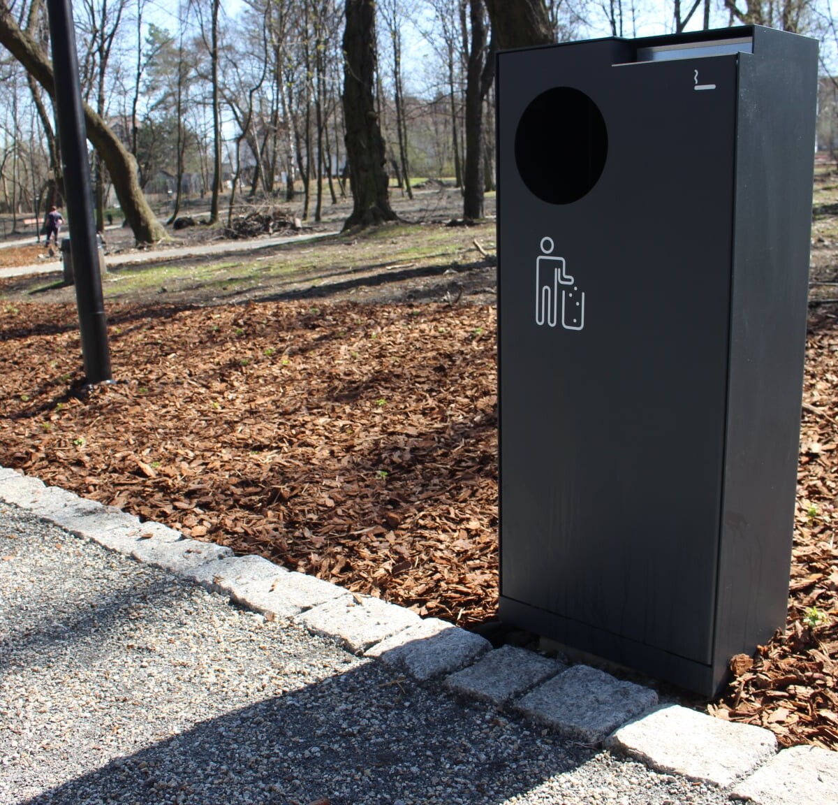 Miasto jest już na finiszu z pracami przy rewitalizacji Parku Dworskiego w Nowym Bytomiu. Gotowe są alejki, wykonano oświetlenie, postawiono ławki i kosze na śmieci. 

fot. UM Ruda Śląska