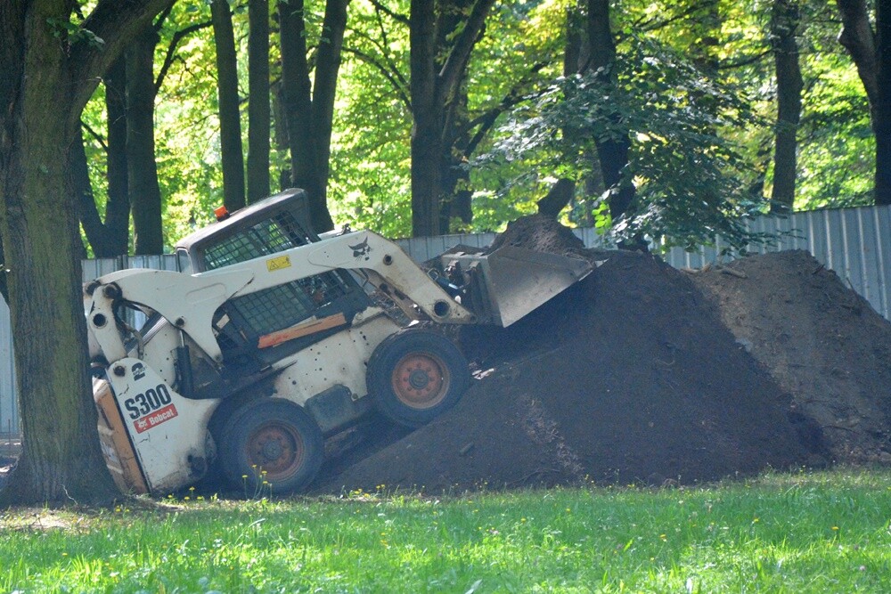 Miasto kontynuuje rewitalizację terenów zielonych. Rozpoczęła się rewitalizacja dwóch zielonych przestrzeni w dzielnicy Orzegów, czyli Parku Młodzieży oraz plant pomiędzy ul. Hlonda a Burloch Areną. 

fot. Jacek Knapik