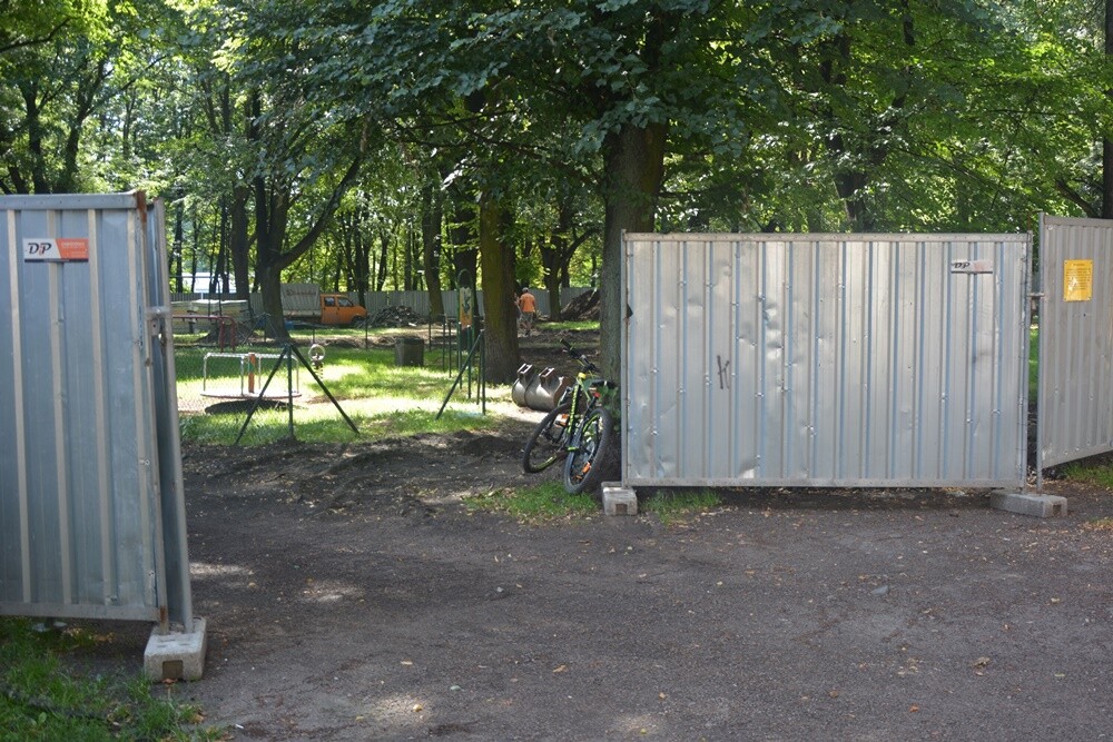 Miasto kontynuuje rewitalizację terenów zielonych. Rozpoczęła się rewitalizacja dwóch zielonych przestrzeni w dzielnicy Orzegów, czyli Parku Młodzieży oraz plant pomiędzy ul. Hlonda a Burloch Areną. 

fot. Jacek Knapik