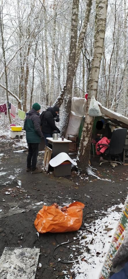 Zima to najtrudniejszy okres dla osób bezdomnych, dlatego też w tym czasie, a szczególnie w czasie, kiedy temperatura spada poniżej 0 o C, pracownicy socjalni Miejskiego Ośrodka Pomocy Społecznej w Rudzie Śląskiej monitorują miejsca, gdzie mogą przebywać osoby bez dachu nad głową.