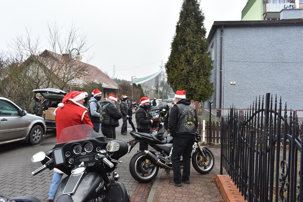 Członkowie klubu motocyklowego Invaders MC Poland przez ostatnie tygodnie organizowali zbiórkę słodyczy, zabawek, gier i odzieży. W miniony weekend przyszła pora na obdarowanie najmłodszych.