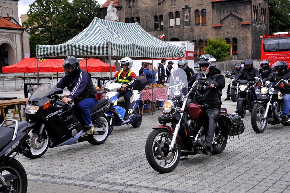 W sobotnie przedpołudnie na rynku rozpoczęła się kolejna akcja z cyklu Motoserce,organizowana przez rudzki klub motocyklowy Invaders MC Poland.