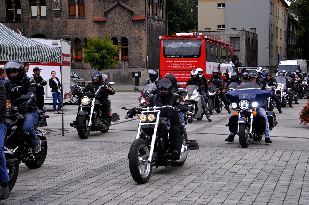 W sobotnie przedpołudnie na rynku rozpoczęła się kolejna akcja z cyklu Motoserce,organizowana przez rudzki klub motocyklowy Invaders MC Poland.