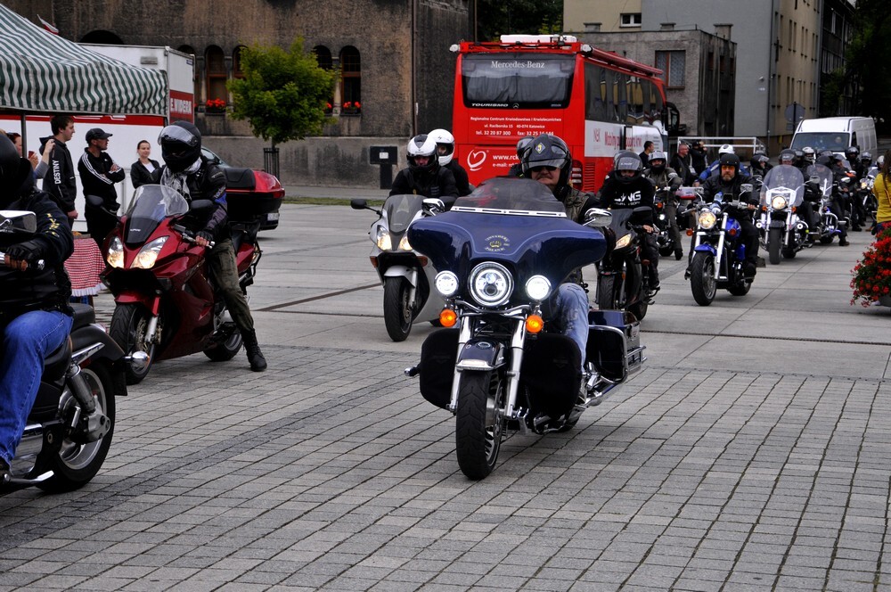 W sobotnie przedpołudnie na rynku rozpoczęła się kolejna akcja z cyklu Motoserce,organizowana przez rudzki klub motocyklowy Invaders MC Poland.