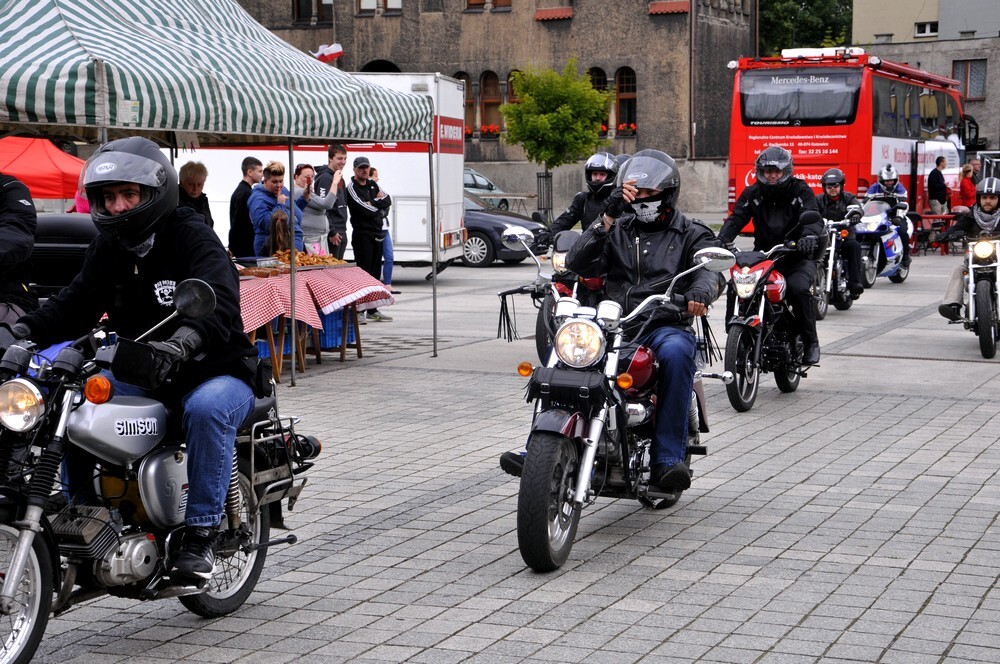 W sobotnie przedpołudnie na rynku rozpoczęła się kolejna akcja z cyklu Motoserce,organizowana przez rudzki klub motocyklowy Invaders MC Poland.