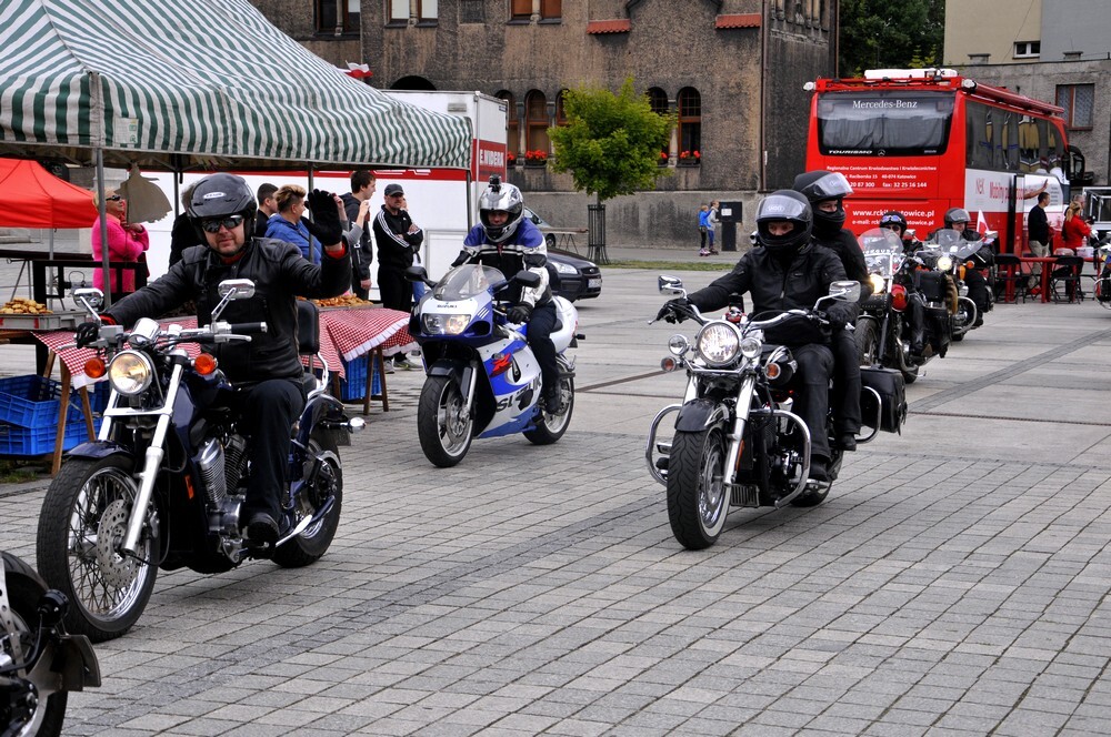 W sobotnie przedpołudnie na rynku rozpoczęła się kolejna akcja z cyklu Motoserce,organizowana przez rudzki klub motocyklowy Invaders MC Poland.