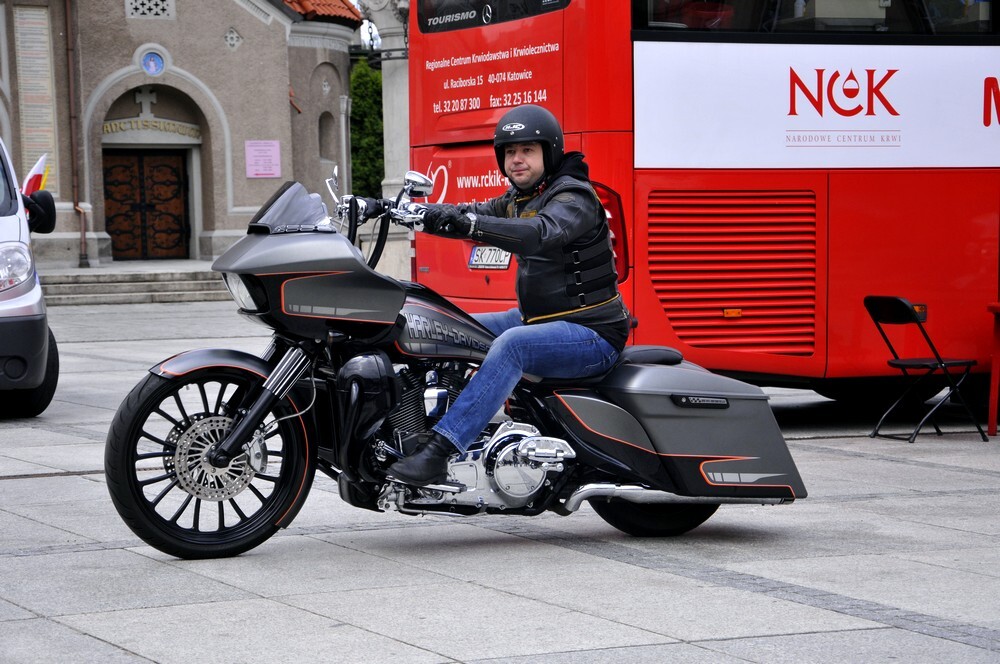 W sobotnie przedpołudnie na rynku rozpoczęła się kolejna akcja z cyklu Motoserce, organizowana przez rudzki klub motocyklowy Invaders MC Poland.