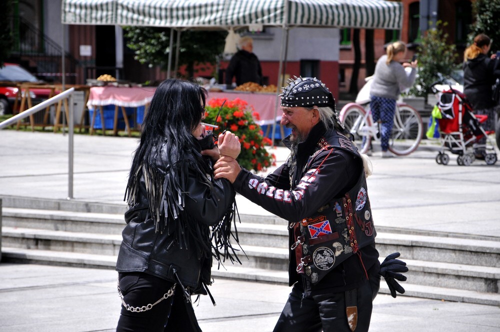 W sobotnie przedpołudnie na rynku rozpoczęła się kolejna akcja z cyklu Motoserce, organizowana przez rudzki klub motocyklowy Invaders MC Poland.