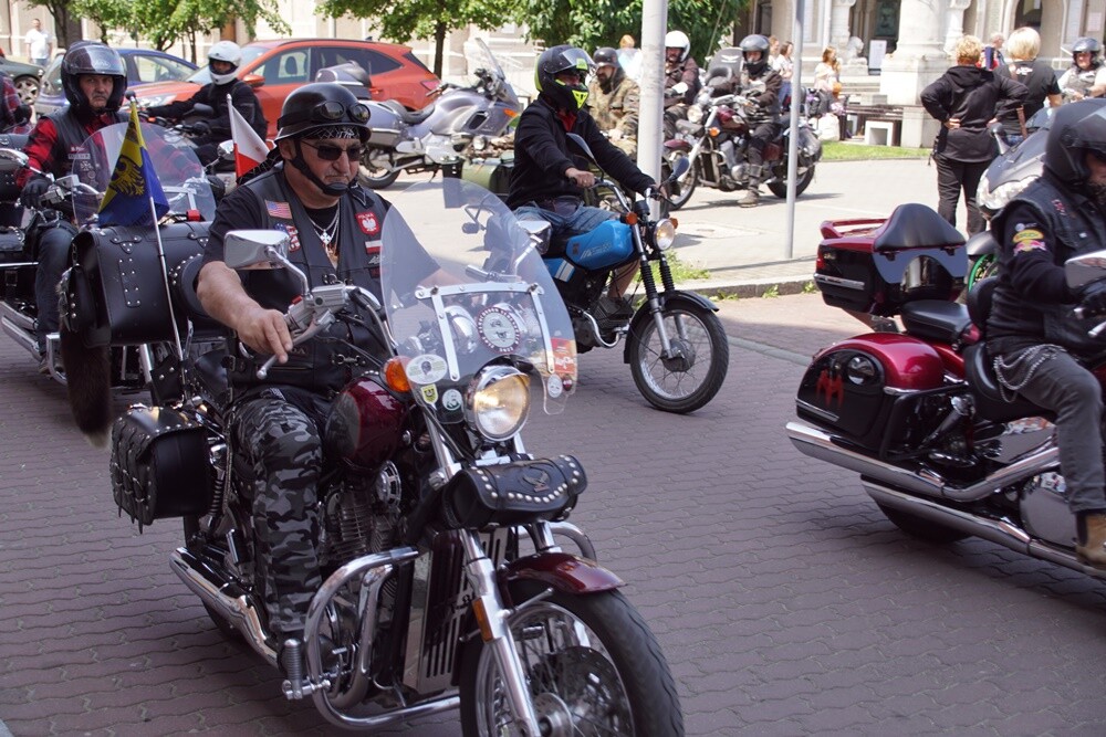 W sobotę na rynku odbyła się kolejna akcja z cyklu "Motoserce", organizowana przez klub motocyklowy Road Runners MC Poland Chapter Ruda Śląska oraz Stowarzyszenie Motocyklistów. 

fot. Karolina Bauszek