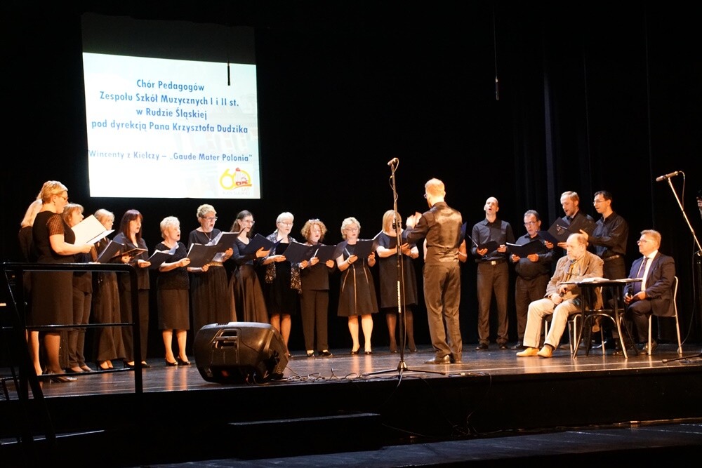 W Miejskim Centrum Kultury im. H. Bisty odbył się koncert "Muzyczny fajer skuli diamentowych godow Rudy Ślonskij" w wykonaniu pedagogów i absolwentów Zespołu Szkół Muzycznych I i II stopnia w Rudzie Śląskiej.