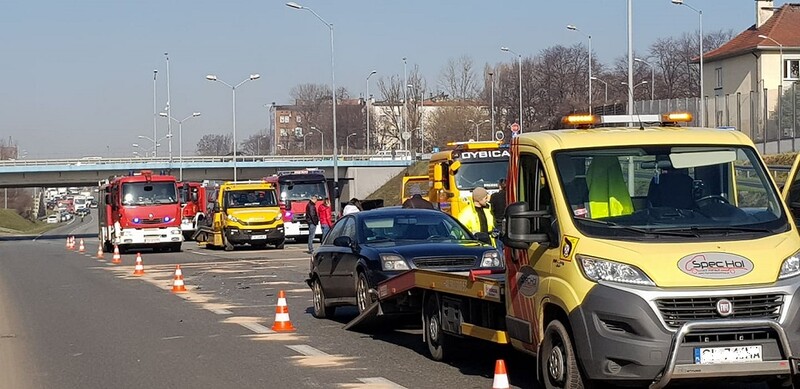 Na DTŚ doszło do kolizji 8 samochodów. Występują duże utrudnienia w ruchu