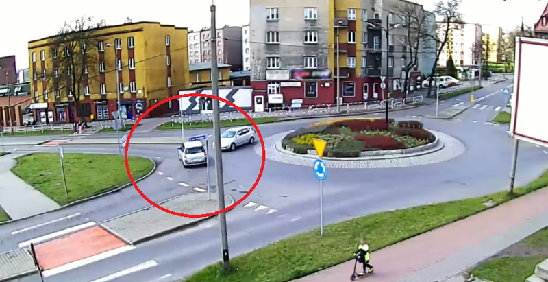 Na rondzie pod prąd! Kamery uwieczniły "mistrza" kierownicy na rondzie w Wirku