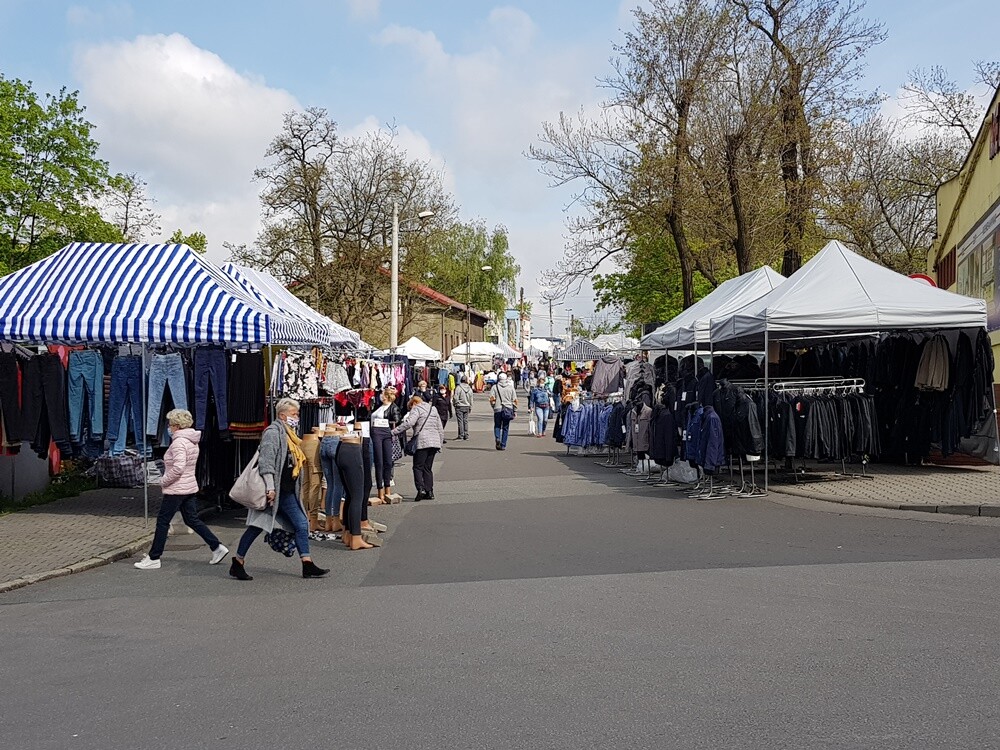 Po raz pierwszy od kilku tygodni na targowiskach w Rudzie Śląskiej można handlować artykułami przemysłowymi. Zainteresowanie ze strony sprzedawców, jak i klientów było spore. Nie można jednak powiedzieć, że wirecki targ odwiedziły tłumy.