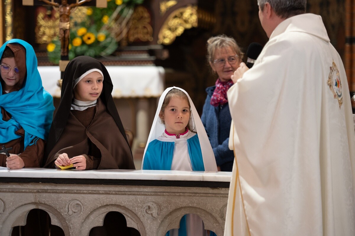 Najmłodsi mieszkańcy Kochłowic wyjątkowo uczcili Uroczystość Wszystkich Świętych. / fot. Marek Faber
