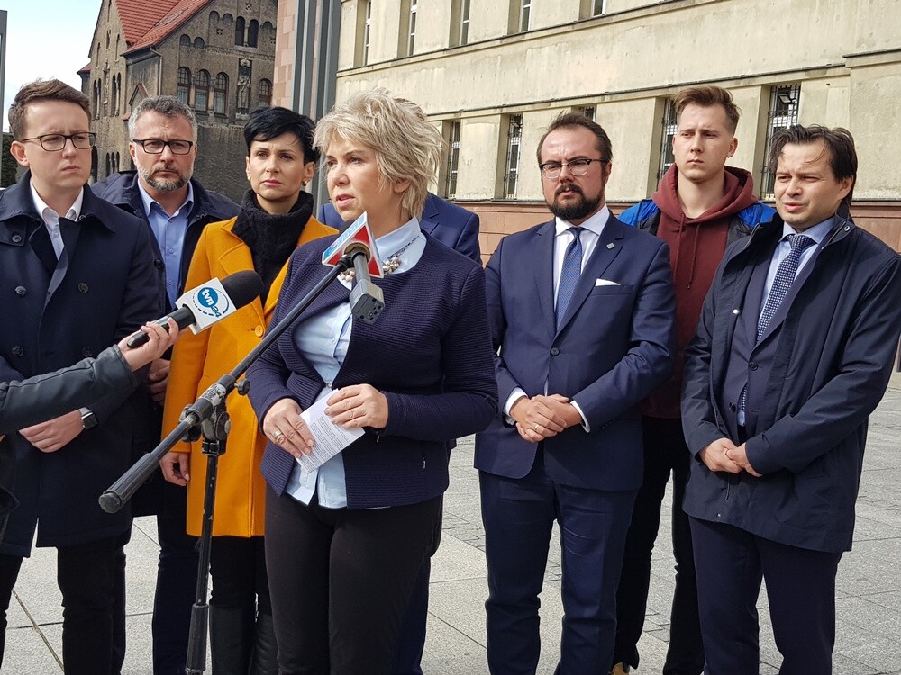 Samochody i drzwi klatek schodowych obklejone dużą ilością naklejek z podobizną kandydatki PiS na senatora - Dorotą Tobiszowską - taki widok zastali dzisiaj rano mieszkańcy Rudy Śląskiej, Świętochłowic, Siemianowic Śląskich i Chorzowa. Mieszkańcy są oburzeni, a sama kandydatka przekonuje, że nie ma z tym nic wspólnego. Sprawa została zgłoszona na policję.