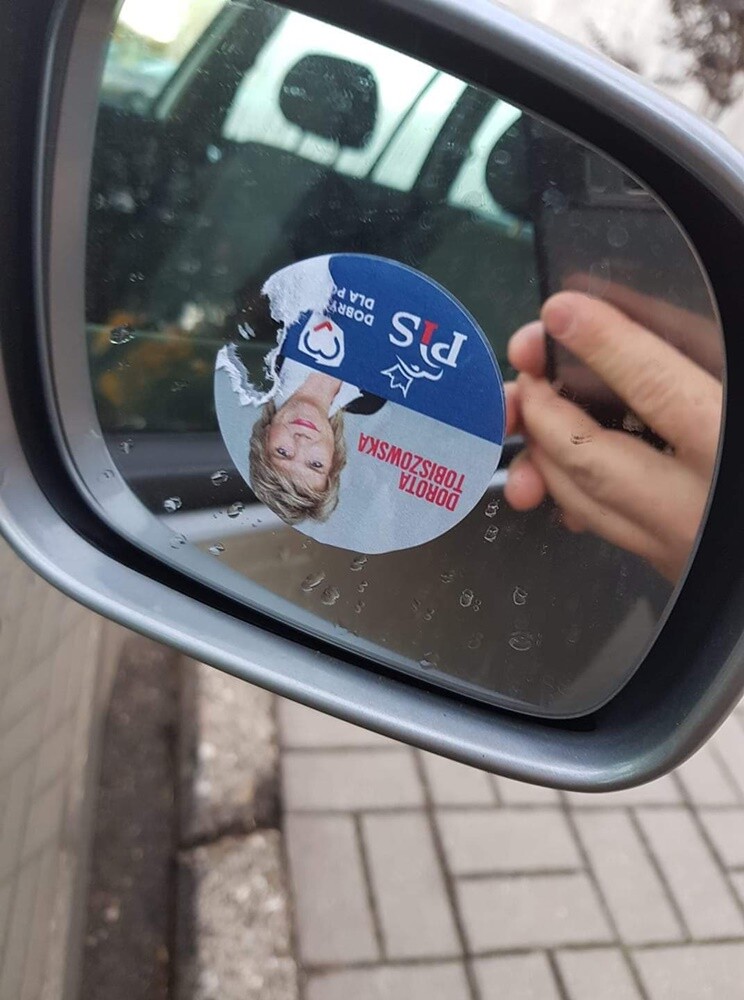 Samochody i drzwi klatek schodowych obklejone dużą ilością naklejek z podobizną kandydatki PiS na senatora - Dorotą Tobiszowską - taki widok zastali dzisiaj rano mieszkańcy Rudy Śląskiej, Świętochłowic, Siemianowic Śląskich i Chorzowa. Mieszkańcy są oburzeni, a sama kandydatka przekonuje, że nie ma z tym nic wspólnego. Sprawa została zgłoszona na policję.