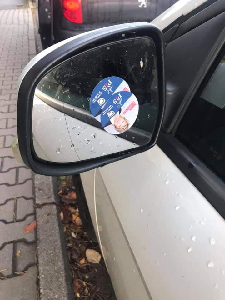 Samochody i drzwi klatek schodowych obklejone dużą ilością naklejek z podobizną kandydatki PiS na senatora - Dorotą Tobiszowską - taki widok zastali dzisiaj rano mieszkańcy Rudy Śląskiej, Świętochłowic, Siemianowic Śląskich i Chorzowa. Mieszkańcy są oburzeni, a sama kandydatka przekonuje, że nie ma z tym nic wspólnego. Sprawa została zgłoszona na policję.