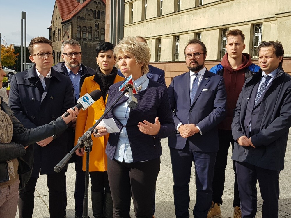 Samochody i drzwi klatek schodowych obklejone dużą ilością naklejek z podobizną kandydatki PiS na senatora - Dorotą Tobiszowską - taki widok zastali dzisiaj rano mieszkańcy Rudy Śląskiej, Świętochłowic, Siemianowic Śląskich i Chorzowa. Mieszkańcy są oburzeni, a sama kandydatka przekonuje, że nie ma z tym nic wspólnego. Sprawa została zgłoszona na policję.