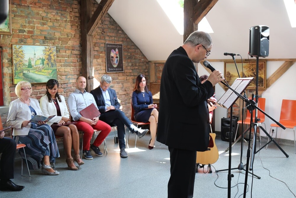 W Rudzie Śląskiej, a także w brazylijskim Rio de Janeiro, tunezyjskim Tunisie czy australijskim Melbourne odbywa się dziś polskie Narodowe Czytanie. 8 lektur wybranych na ósmą edycję czytano w Centrum Inicjatyw Społecznych "Stary Orzegów" MBP.