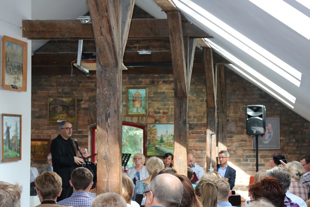 W Rudzie Śląskiej, a także w brazylijskim Rio de Janeiro, tunezyjskim Tunisie czy australijskim Melbourne odbywa się dziś polskie Narodowe Czytanie. 8 lektur wybranych na ósmą edycję czytano w Centrum Inicjatyw Społecznych "Stary Orzegów" MBP.