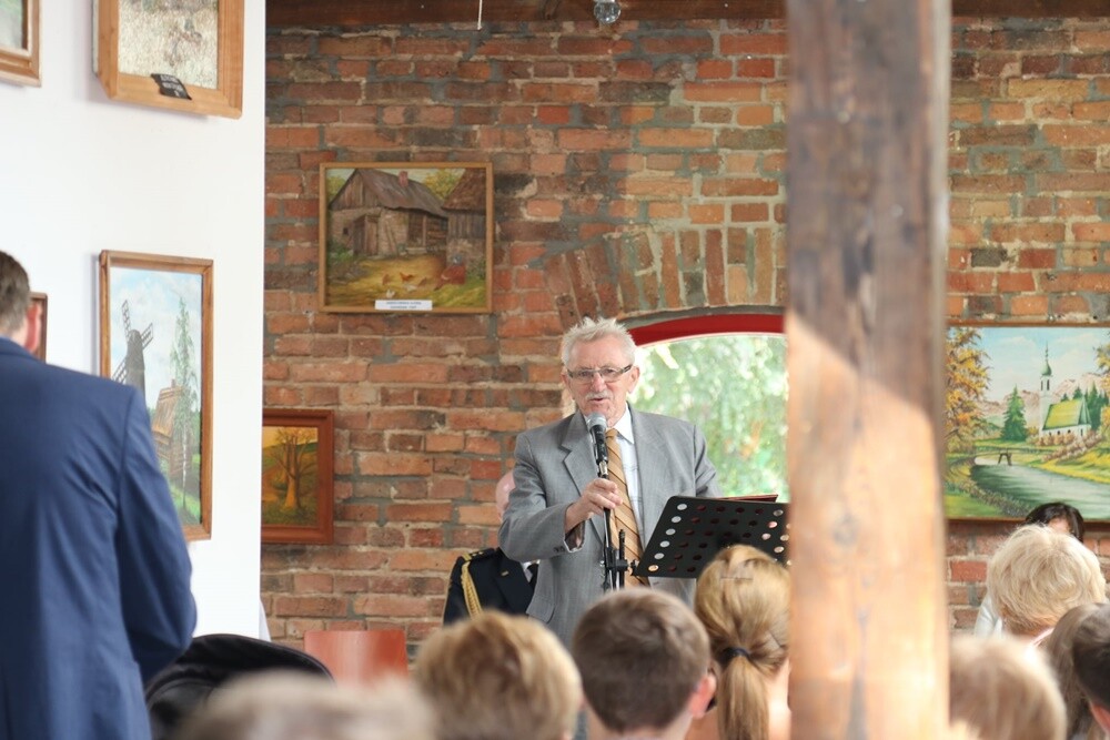 W Rudzie Śląskiej, a także w brazylijskim Rio de Janeiro, tunezyjskim Tunisie czy australijskim Melbourne odbywa się dziś polskie Narodowe Czytanie. 8 lektur wybranych na ósmą edycję czytano w Centrum Inicjatyw Społecznych "Stary Orzegów" MBP.